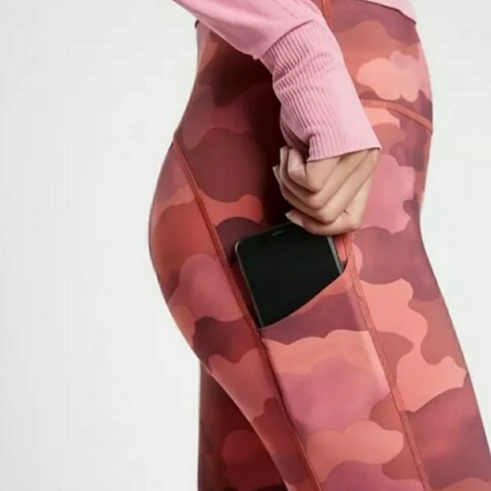 Athleta Ultimate Stash Pocket Printed 7/8 Tight Leggings Red Pink Camo Small - Picture 16 of 16